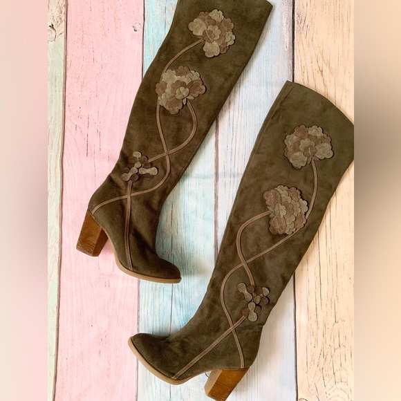 Elegant Floral Embroidered Knee-High Boots - Picture 3 of 10